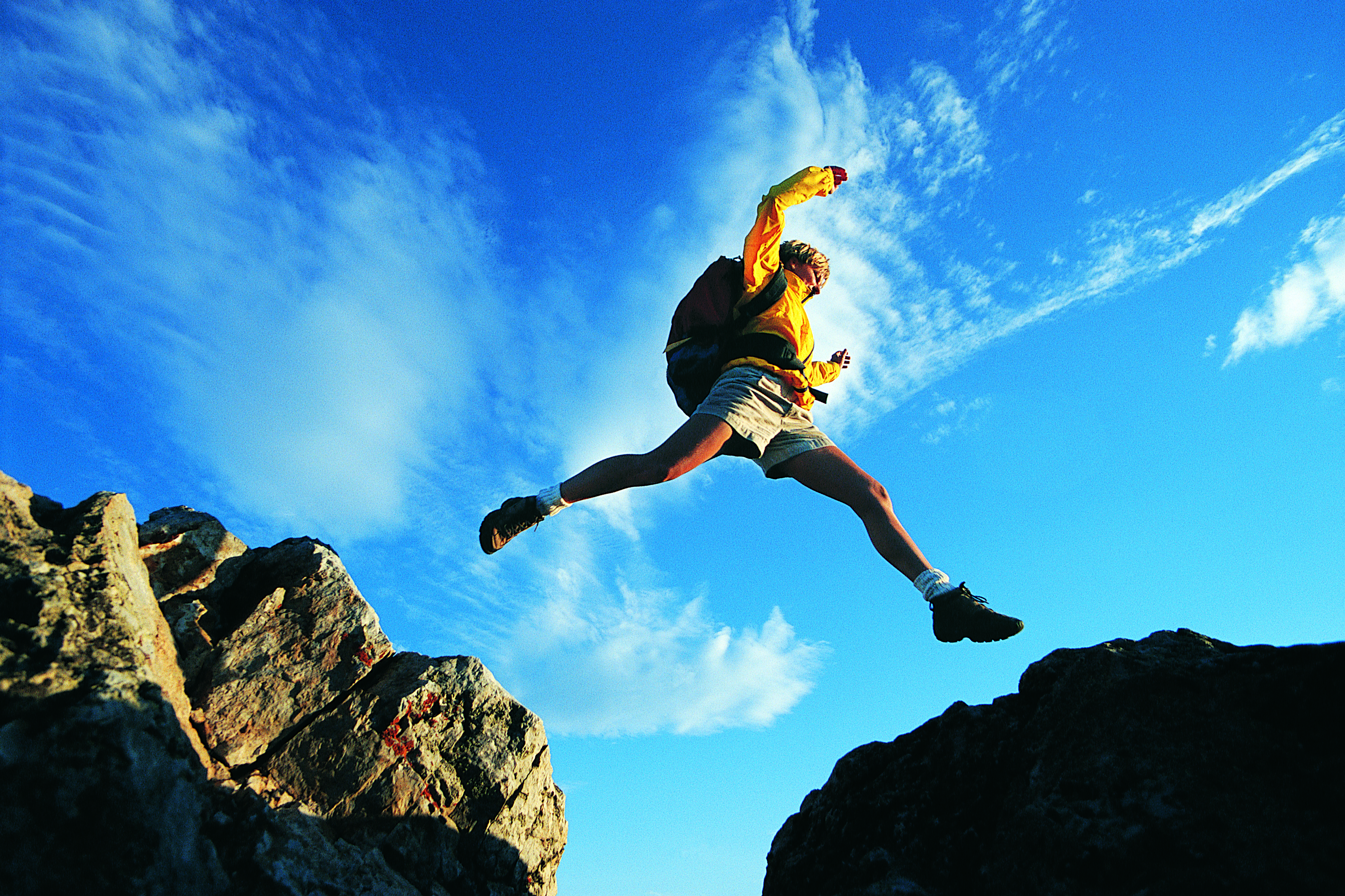 Мотивация 7 лет. Прыжок с горы. Красивый прыжок. В прыжке. Креативный прыжок.